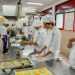 Gli studenti al lavoro nelle cucine della scuola